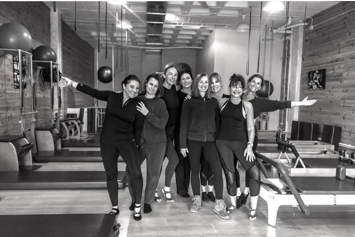 Grupo de alumnas en el estudio de pilates tras una formación